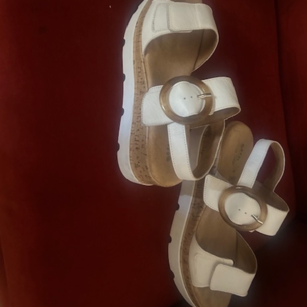 Spring Step Sandals - Picture 2 of 8